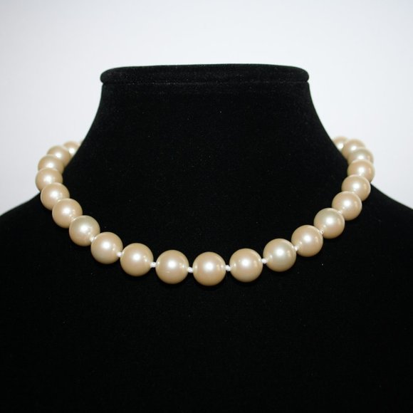 Beautiful elegant large pearl necklace 15"